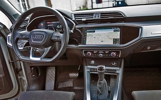 Audi Q3 cena 169000 przebieg: 19500, rok produkcji 2019 z Legnica małe 211